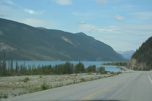 Large Lake Alaska Highway — Stok fotoğraf