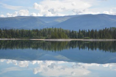 Göl ve dağlarla dolu güzel bir manzara.