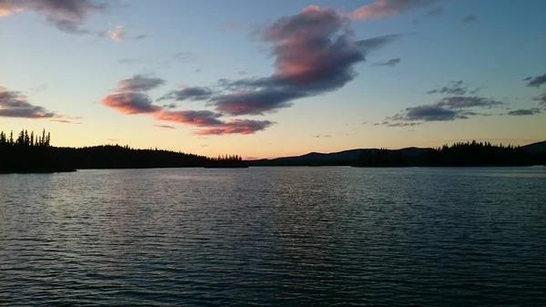 Вечернее Небо Оседает Над Озером Цветом Облаков — стоковое фото