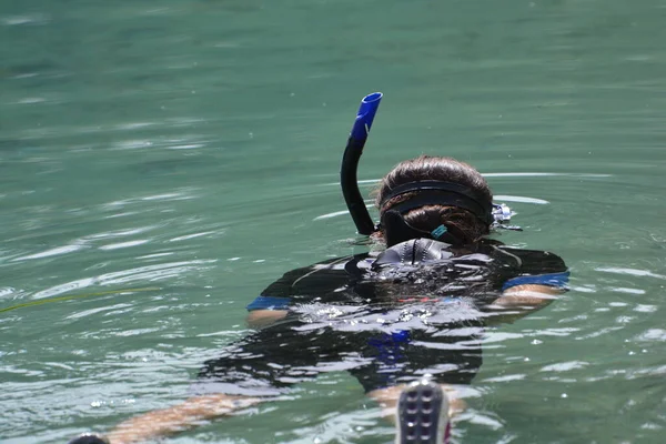 Lady Scuba Diving Fresh Water Lake — Stockfoto