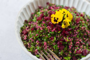 Tabbouleh salatası, beyaz masadaki bir kasede kuskus. Levantine vejetaryen salata üst görünümü, beyaz arka plan