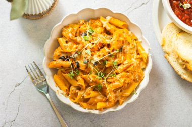 Çatal ve baharatlı peynirli mozzarella peynirli lezzetli tutti makarna tabağı. En iyi manzara, seçici odak, seçici arka plan.