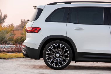 BAE, Dubai -09, Ekim, 2022 Mercedes GLB 350 Benz, Araba fren sistemi. Modern araba arka çamurluk ve tekerlek