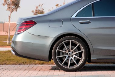BAE, Dubai-10-octomber-2022, Mercedes 's 560 gri renkli benz. 