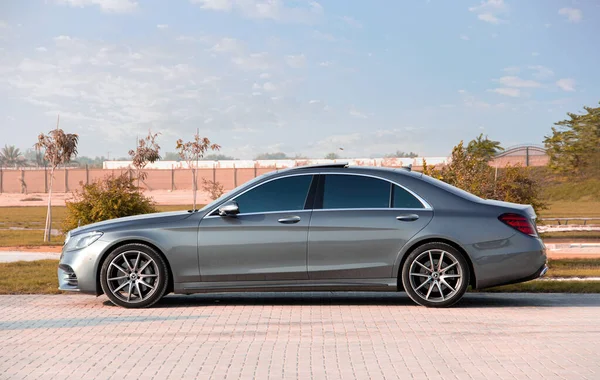 Vae Dubai Octomber 2022 Mercedes 560 Grey Color Benz Seitenansicht — Stockfoto