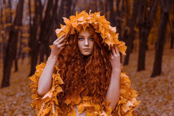 Schöne Rothaarige Mädchen Als Herbst Blättermantel Wald — Stockfoto