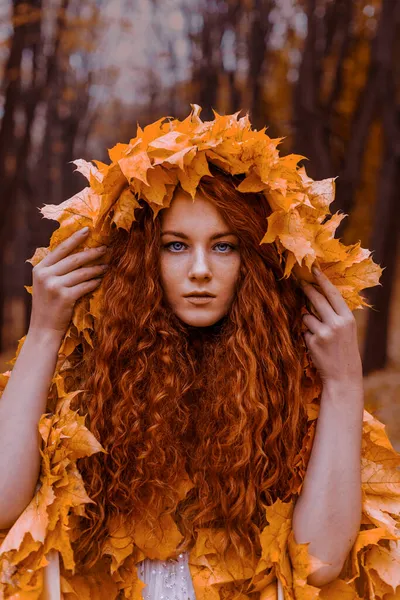 Hermosa Pelirroja Como Otoño Capa Hoja Bosque —  Fotos de Stock