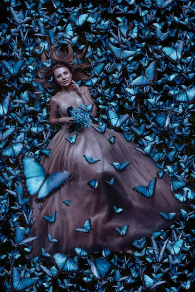Piękna Kobieta Polu Motyli — Zdjęcie stockowe
