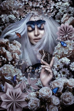 Kelebekli ve çiçekli güzel kadın portresi