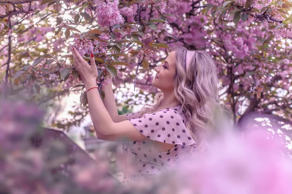 Schöne Frau Rosa Magnolie — Stockfoto