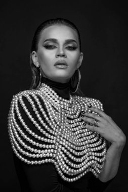 Güzel kadın moda stüdyosu resmi.