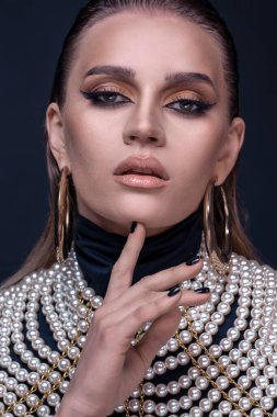 Güzel kadın moda stüdyosu resmi.