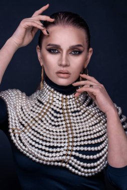 Güzel kadın moda stüdyosu resmi.