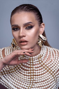 Güzel kadın moda stüdyosu resmi.