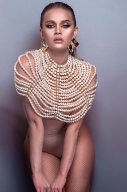 Güzel kadın moda stüdyosu resmi.