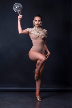 Güzel kadın moda stüdyosu resmi.