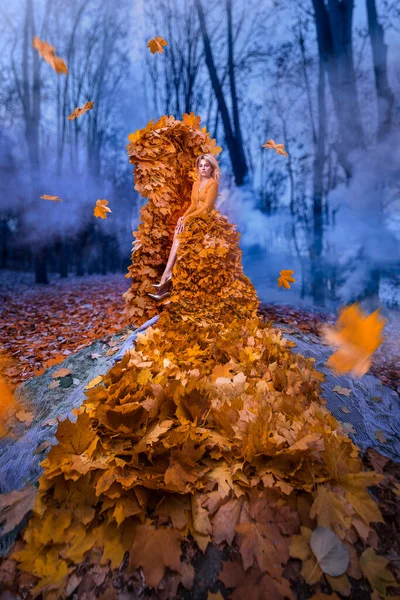 Belle Femme Automne Trône Feuilles — Photo