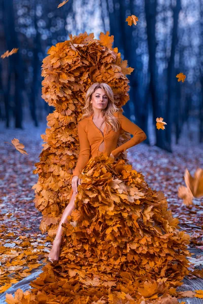 Красивая Женщина Осеннем Троне Листьев — стоковое фото