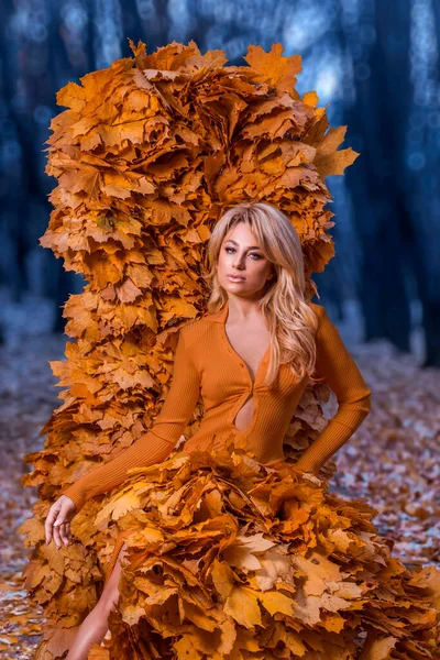 Schöne Frau Herbstlichen Blätterthron — Stockfoto