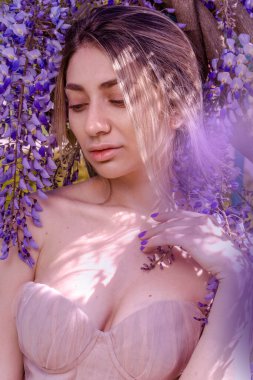 Wisteria Photoshoot 'taki güzel kadın.