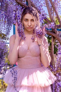 Wisteria Photoshoot 'taki güzel kadın.