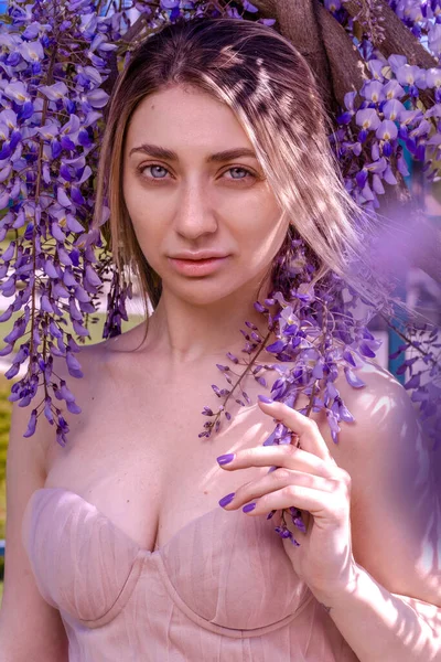 Beautiful Woman Wisteria Photoshoot — Stockfoto