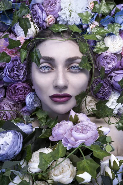 Beautiful Woman Portrait Flowers — Fotografia de Stock