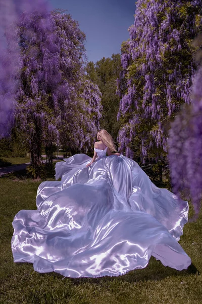 Piękna Kobieta Wisteria Photoshoot — Zdjęcie stockowe