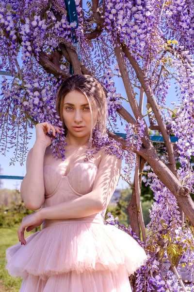 Wisteria Photoshoot 'taki güzel kadın.