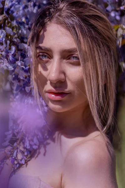 Beautiful Woman Wisteria Photoshoot — ストック写真