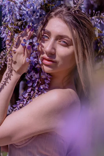 Beautiful Woman Wisteria Photoshoot — Stockfoto