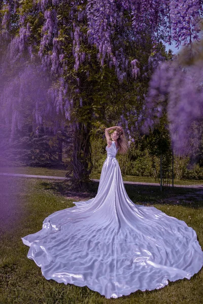 Krásná Žena Wisteria Photoshoot — Stock fotografie
