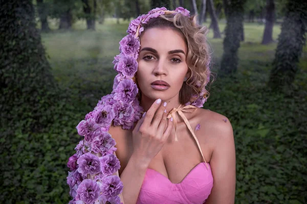 美しい女性で花のマントでツタの森 — ストック写真