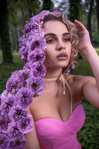 Schöne Frau Mit Blumenmantel Efeuwald — Stockfoto