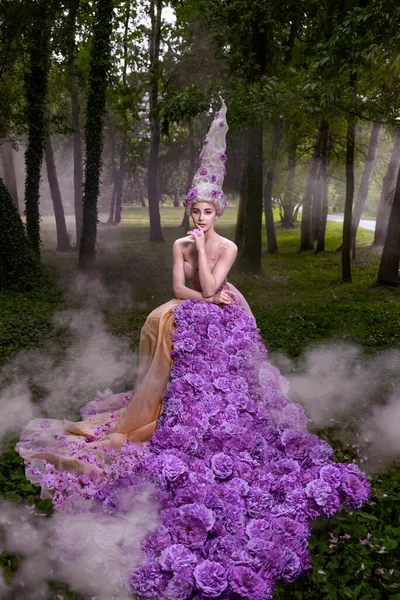 Piękna Kobieta Różami Sukienka Bluszczowym Lesie — Zdjęcie stockowe