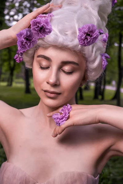 Piękna Kobieta Różami Sukienka Bluszczowym Lesie — Zdjęcie stockowe