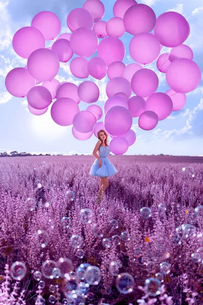 Mulher Bonita Com Balões Rosa Campo Lavanda — Fotografia de Stock