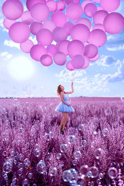 Mulher Bonita Com Balões Rosa Campo Lavanda — Fotografia de Stock