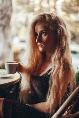 Cafe caddesinde güzel bir kadın