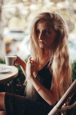 Cafe caddesinde güzel bir kadın