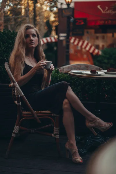 Vacker Kvinna Cafégatan — Stockfoto