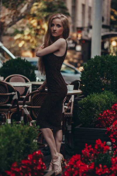 Vacker Kvinna Cafégatan — Stockfoto