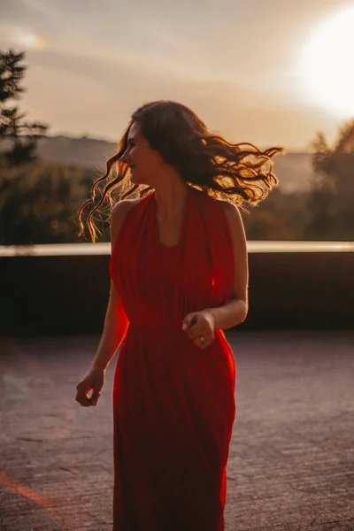 Schöne Frau Roten Kleid Sonnenuntergang Porträt — Stockfoto