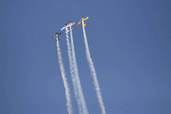 Αεροπλάνα Πετούν Σχηματισμό Μια Αεροπορική Επίδειξη — Φωτογραφία Αρχείου