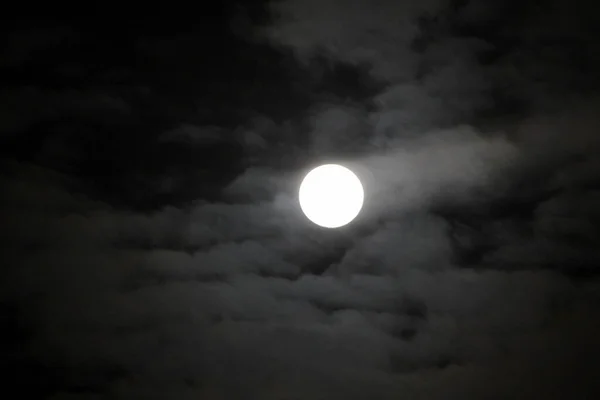 Full Moon Covered Clouds — Stock fotografie