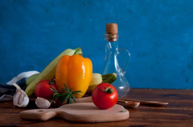 Tahta arka planda taze sebze ve baharatlar.