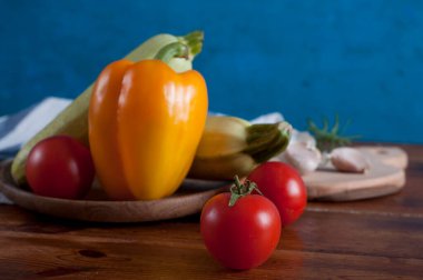 Tahta arka planda taze domates ve domates.