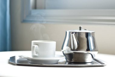 çaydanlık ve bir fincan bir tepsi