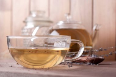 ahşap zemin üzerine yeşil çay