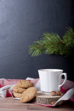 Noel kurabiyeleri ve bir fincan kahve